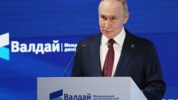 El presidente de Rusia, Vladimir Putin, pronuncia un discurso durante la reunión del Club de Discusión Valdai en Sochi el 2 de octubre de 2025.