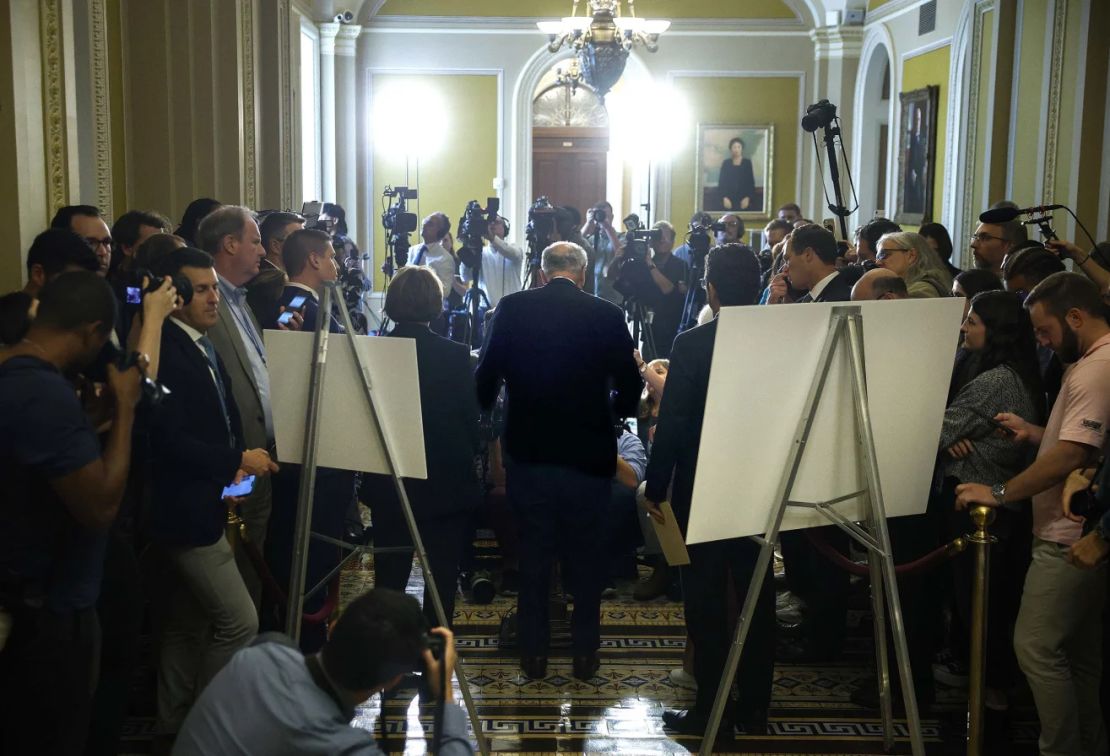 El líder de la minoría del Senado, Charles Schumer, habla con los medios en el Capitolio de Estados Unidos, el martes.