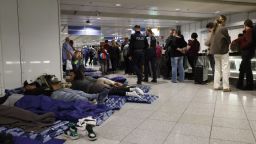 Pasajeros duermen en el Aeropuerto Internacional de Munich, el 4 de octubre de 2025, después de que la actividad de drones obligara a cerrar la terminal.