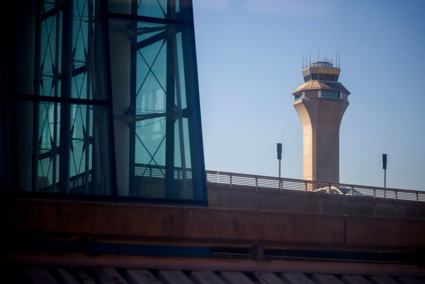 Torre de control de tráfico aéreo de la FAA en el Aeropuerto Internacional Newark Liberty en Newark, Nueva Jersey.