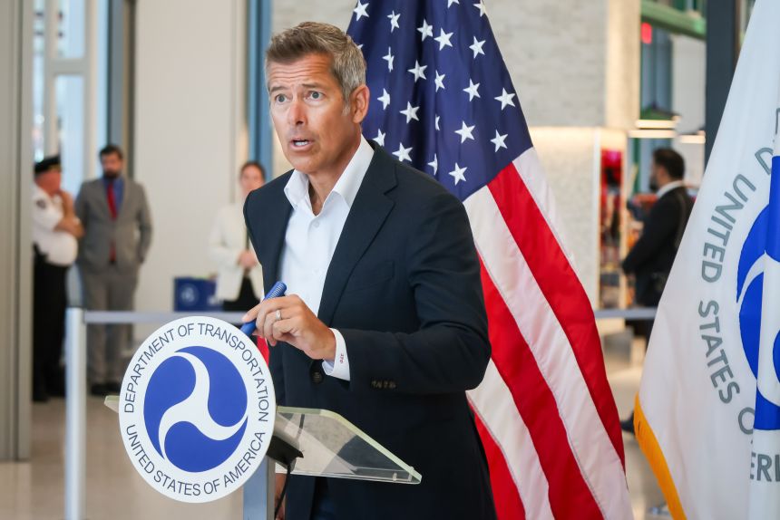 El secretario de Transporte de Estados Unidos, Sean Duffy, habló en una conferencia de prensa el lunes en el Aeropuerto Internacional Newark Liberty en Newark, Nueva Jersey.