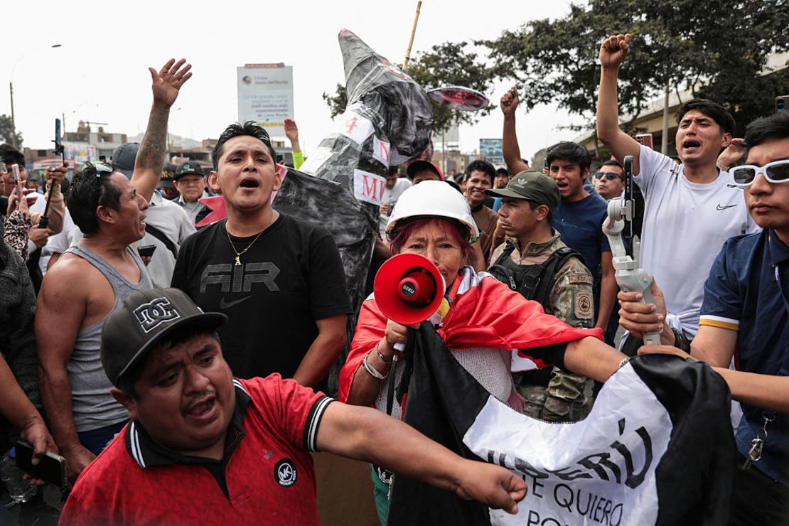 Conductores de autobús gritan consignas durante una protesta convocada por empresas de transporte público contra la extorsión y exigiendo mayor seguridad, en Lima, el 6 de octubre de 2025.