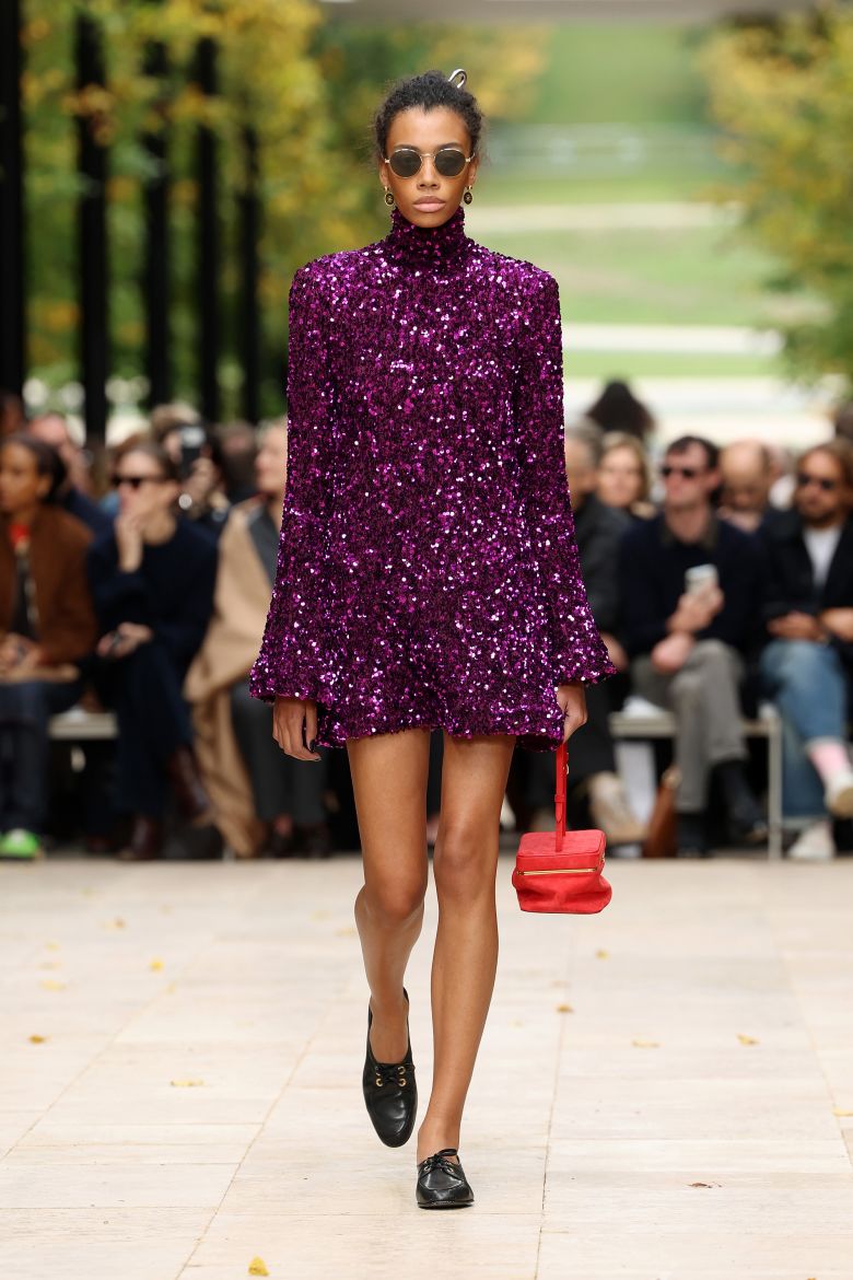 Held at Parc de Saint-Cloud, a sprawling nature reserve on the left bank, the show featured classic outwear and vibrant dresses.