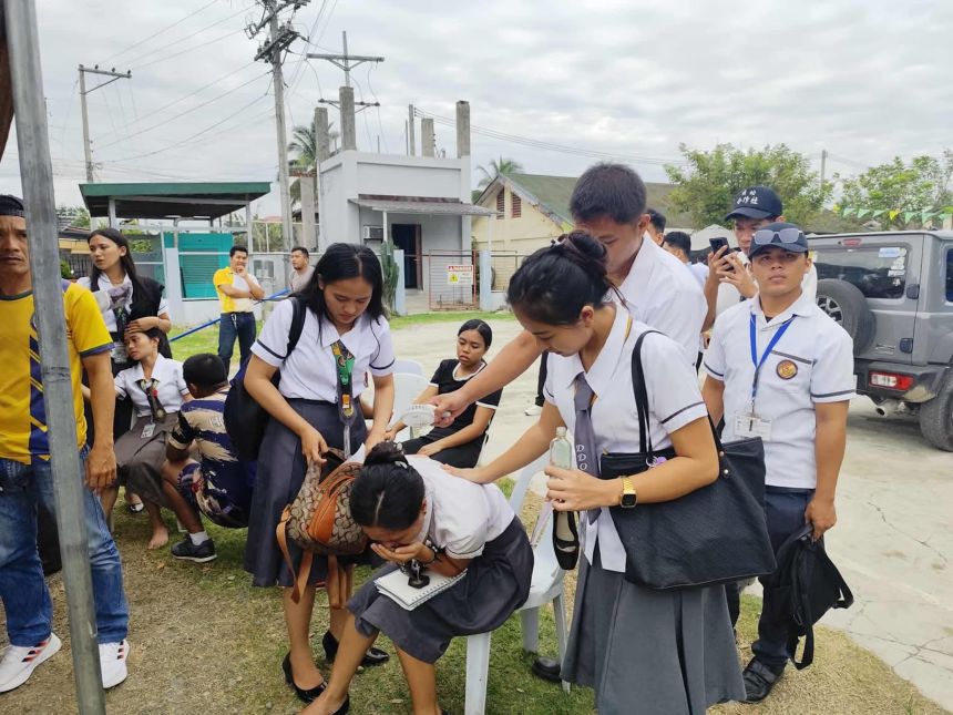 Davao De Oro Eyalet Koleji'ndeki öğrenciler, 10 Ekim 2025'te Filipinler'in Davao kentindeki Davao Bölgesi'nin bazı kısımlarını vuran 7,5 büyüklüğündeki depremin ardından güvenli bir yere tahliye ediliyor.