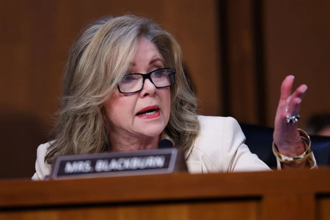 La senadora Marsha Blackburn habla durante una audiencia del Comité Judicial del Senado con la secretaria de Justicia, Pam Bondi, el martes.