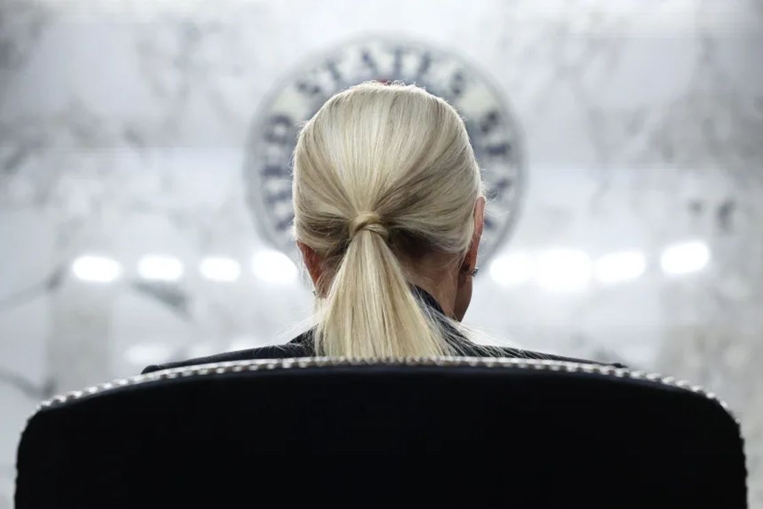 La secretaria de Justicia, Pam Bondi, testifica ante el Comité Judicial del Senado el martes.