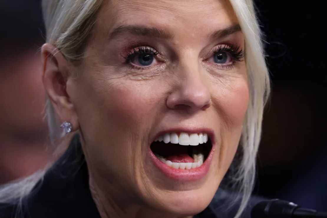 La secretaria de Justicia, Pam Bondi, testifica ante el Comité Judicial del Senado.