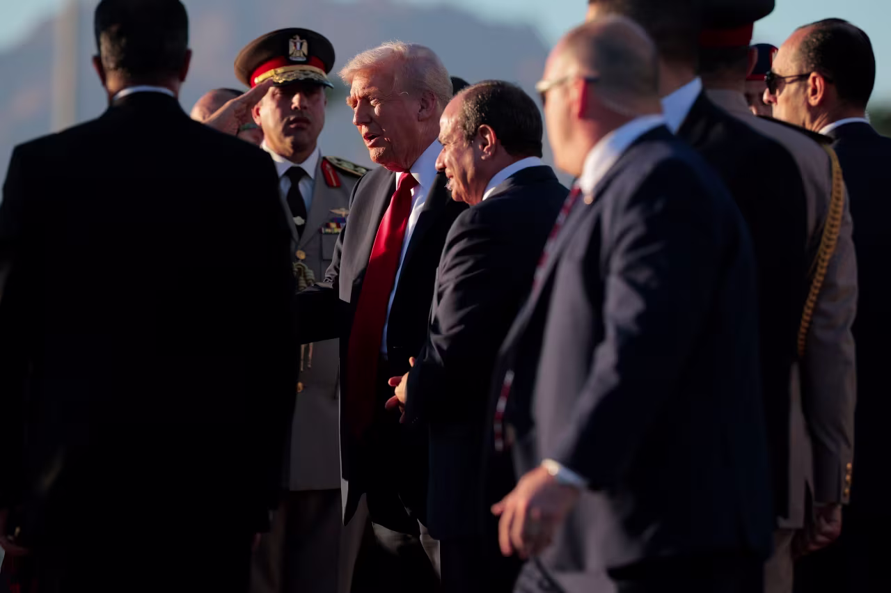 El presidente Donald Trump es recibido por el presidente egipcio Abdel Fattah el-Sisi (a la derecha de Trump) a su llegada al aeropuerto de Sharm el-Sheikh el lunes.