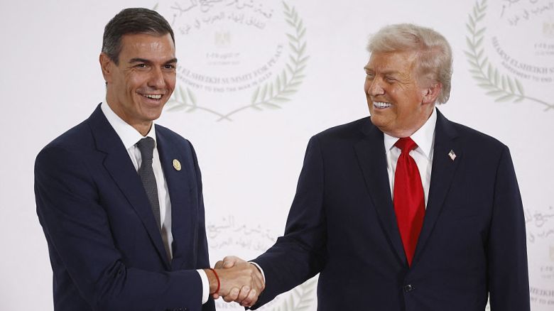 El presidente del Gobierno de España, Pedro Sánchez, y el presidente de Estados Unidos, Donald Trump, se dan la mano durante la ceremonia de bienvenida en la Cumbre por la Paz en Gaza, celebrada en Sharm El-Sheikh, el 13 de octubre de 2025.