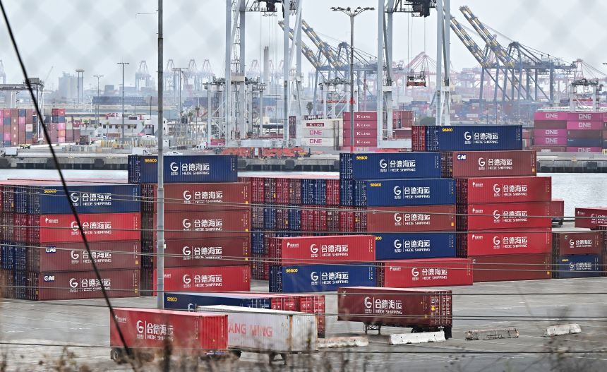 El 13 de octubre de 2025, se ven contenedores de envío de Hede Shipping, del grupo estatal chino Hebei Port Group, apilados en el puerto de Los Ángeles en Los Ángeles.