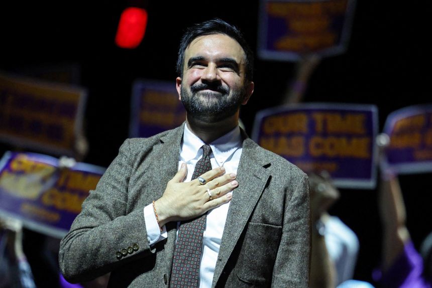 El candidato demócrata a la alcaldía de la ciudad de Nueva York, Zoran Mamdani, después de un mitin de campaña en Washington Heights, Nueva York, el lunes.