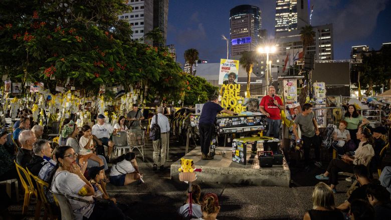 TEL AVIV - OCTOBER 12: People listen to songs played on a piano at Hostages Square on October 12, 2025 in Tel Aviv, Israel This week's ceasefire deal between Israel and Hamas has brought an end to the two years of war that followed the attacks of Oct. 7, 2023. A condition of the deal is the return of 48 hostages held in Gaza, 20 of whom are believed to be alive. (Photo by Chris McGrath/Getty Images)
