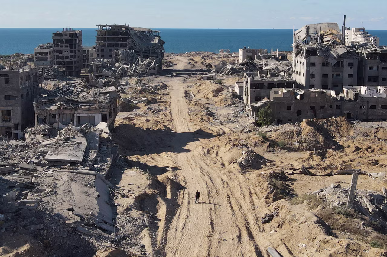 Un hombre camina por una calle rodeada de edificios dañados en la ciudad de Gaza el miércoles.