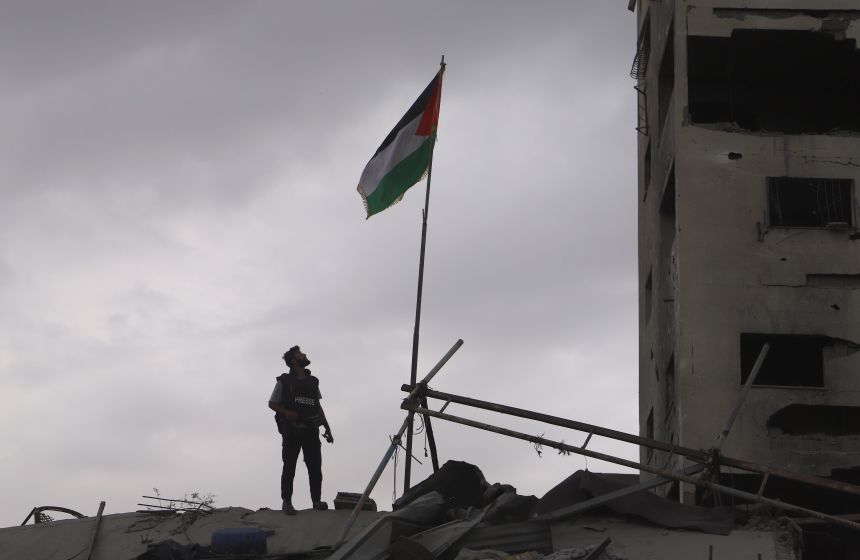 A press member looks at the Palestinian flag in Gaza City, Gaza on October 16, 2025.