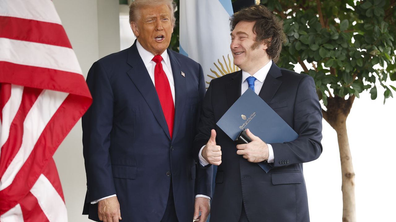 WASHINGTON, DC - OCTOBER 14: U.S. President Donald Trump (L) greets President of Argentina Javier Milei as he arrives at the West Wing of the White House on October 14, 2025 in Washington, DC. Trump is hosting Milei for a working lunch days after the U.S. Treasury finalized a $20 billion currency swap framework with Argentina in an effort to help stabilize its economy. (Photo by Kevin Dietsch/Getty Images)
