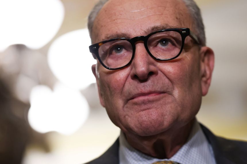 El líder de la minoría del Senado, Chuck Schumer, observa en una conferencia de prensa el miércoles.