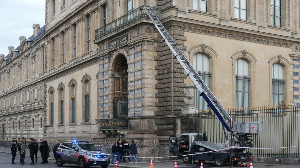Louvre in Paris robbed of 'priceless' jewelry in 7-minute heist