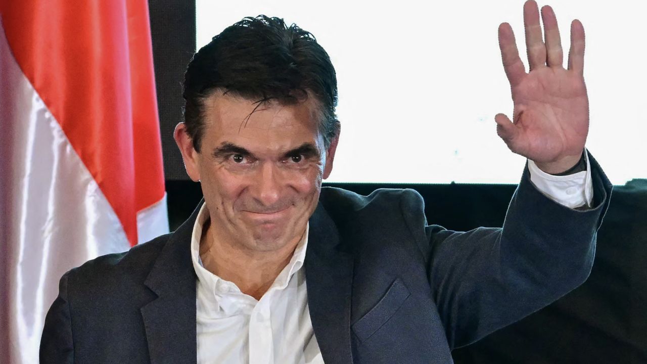 El candidato presidencial de Bolivia por el Partido Demócrata Cristiano (PDC), Rodrigo Paz, celebra tras los resultados de la segunda vuelta de las elecciones presidenciales en La Paz, el 19 de octubre de 2025.