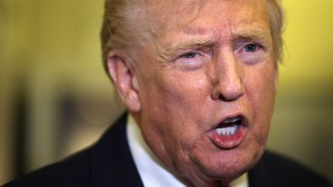 El presidente de Estados Unidos, Donald Trump, habla con la prensa el 19 de octubre de 2025 a bordo del Air Force One.