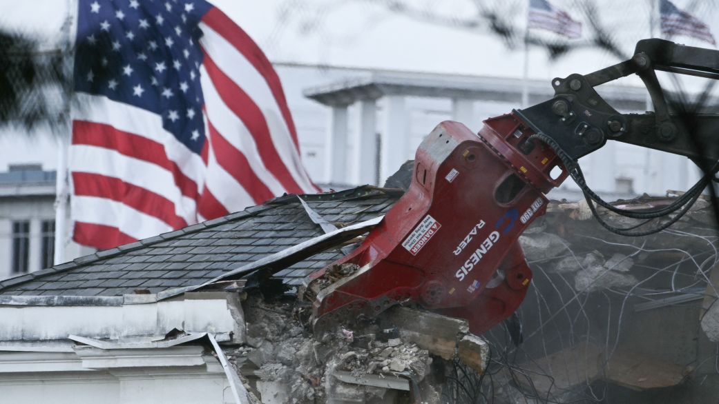 TOPSHOT - Heavy machinery tears down a section of the East Wing of the White House as construction begins on President Donald Trump's planned ballroom, in Washington, DC, on October 22, 2025. US President Donald Trump held a glitzy dinner October 15, 2025 to thank billionaires and top companies for donating to the new $250 million ballroom he is building at the White House. The guests included representatives from tech firms like Amazon, Apple, Meta, Google, Microsoft and Palantir and defense giant Lockheed Martin, according to US media citing a White House guest list. (Photo by Brendan SMIALOWSKI / AFP) (Photo by BRENDAN SMIALOWSKI/AFP via Getty Images)