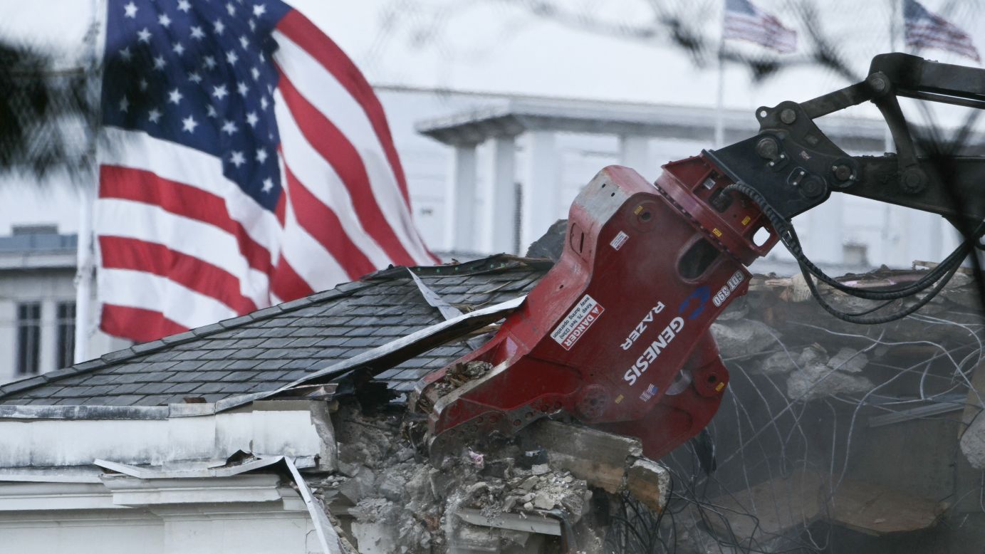 TOPSHOT - Heavy machinery tears down a section of the East Wing of the White House as construction begins on President Donald Trump's planned ballroom, in Washington, DC, on October 22, 2025. US President Donald Trump held a glitzy dinner October 15, 2025 to thank billionaires and top companies for donating to the new $250 million ballroom he is building at the White House. The guests included representatives from tech firms like Amazon, Apple, Meta, Google, Microsoft and Palantir and defense giant Lockheed Martin, according to US media citing a White House guest list. (Photo by Brendan SMIALOWSKI / AFP) (Photo by BRENDAN SMIALOWSKI/AFP via Getty Images)