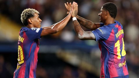 Lamine Yamal y Marcus Rashford celebran tras uno de los goles que Barcelona le marcó a Olympiacos.