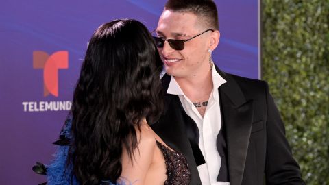 MIAMI, FLORIDA - OCTOBER 23: (L-R) Kenia Os and Peso Pluma attend the 2025 Billboard Latin Music Awards at James L. Knight Center on October 23, 2025 in Miami, Florida.  (Photo by Ivan Apfel/Getty Images)