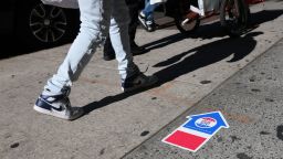 Carteles con la palabra "Vota" cerca de un centro de votación anticipada en el barrio de Flatbush, en Brooklyn, Nueva York, el 25 de octubre de 2025.