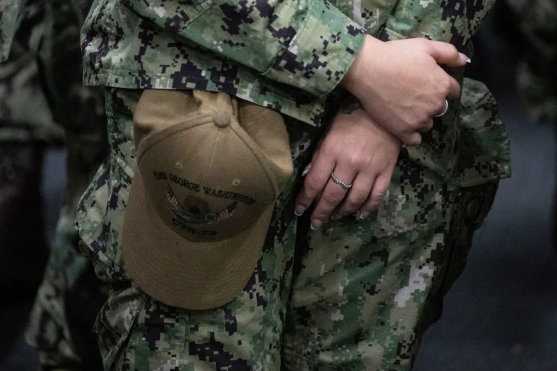 Un miembro del personal de la Marina estadounidense durante la visita del presidente Donald Trump al USS George Washington en Yokosuka, el martes.