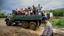 Residentes de Playa Siboney son evacuados a lugares seguros ante la llegada del huracán Melissa a Santiago de Cuba, Cuba, el 28 de octubre de 2025.