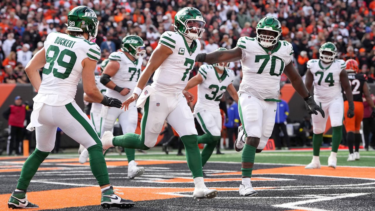 CINCINNATI, OHIO - OCTOBER 26: Justin Fields #7 of the New York Jets celebrates after a two-point conversion against the Cincinnati Bengals with teammates during the fourth quarter in the game at Paycor Stadium on October 26, 2025 in Cincinnati, Ohio. (Photo by Dylan Buell/Getty Images)
