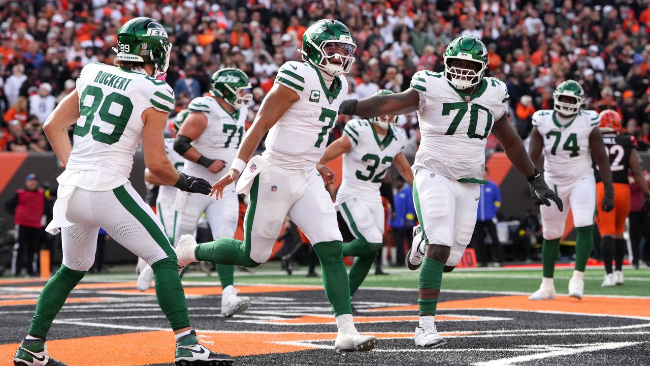 Justin Fields (No. 7) celebrates with his New York Jets teammates during their shock win over the Cincinnati Bengals.