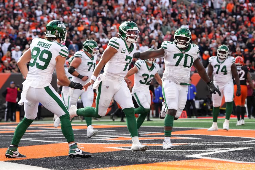 Justin Fields (No. 7) celebrates with his New York Jets teammates during their shock win over the Cincinnati Bengals.