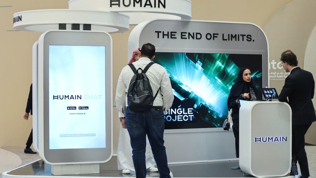 Los visitantes se encuentran en el stand de la empresa saudí de inteligencia artificial Humain.