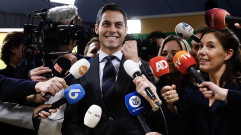 Leader of D66 (Democrats 66) Rob Jetten raises his fist as he delivers remarks to journalists at the D66 (Democrats 66) faction room at the Lower House, the day after the Dutch parliamentary election vote, in The Hague, on October 30, 2025. The Dutch far-right Party for Freedom (PVV) is running neck-and-neck with a pro-European centrist party Democrats66 (D66) in a nailbiting election, according to an estimate on October 30, 2025 with more than 90 percent of votes counted. (Photo by SIMON WOHLFAHRT / AFP) (Photo by SIMON WOHLFAHRT/AFP via Getty Images)          