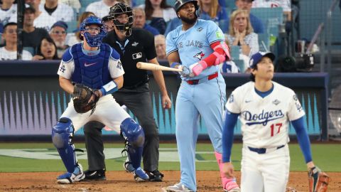 28 DE OCTUBRE: Vladimir Guerrero Jr. de los Toronto Blue Jays observa después de conectar un jonrón de dos carreras en la tercera entrada contra Shohei Ohtani de los Dodgers de Los Ángeles en el cuarto juego de la Serie Mundial 2025 en el Dodger Stadium en Los Ángeles, California.