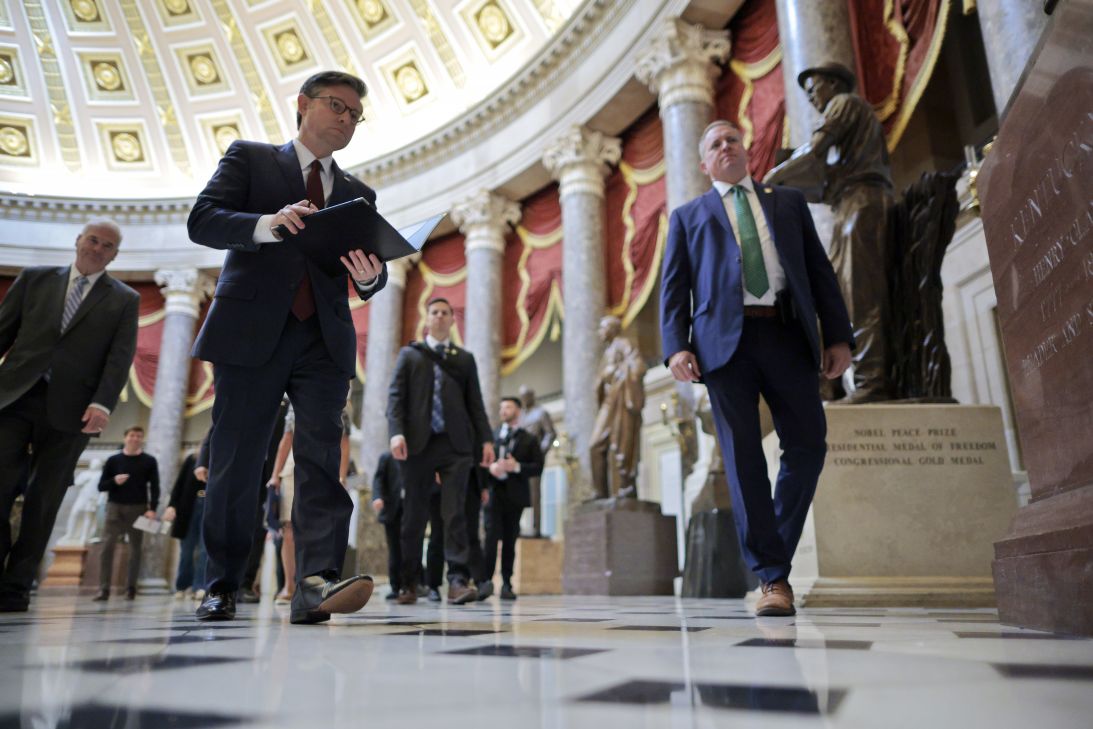El presidente de la Cámara de Representantes, Mike Johnson, pasa por el Statuary Hall de camino a una conferencia de prensa el miércoles, día 29 del cierre del Capitolio de Estados Unidos en Washington, D.C.
