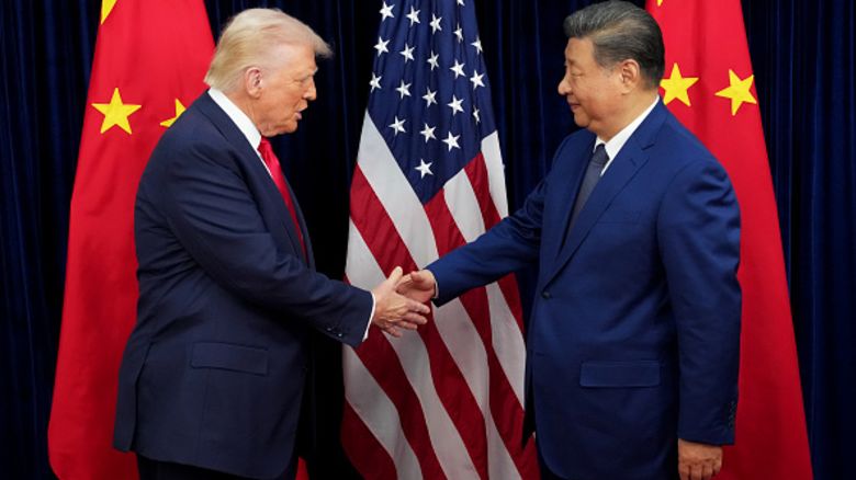 El presidente de Estados Unidos, Donald Trump, saluda al presidente de China, Xi Jinping, antes de una reunión bilateral en la Base Aérea de Gimhae el 30 de octubre de 2025 en Busan, Corea del Sur.
