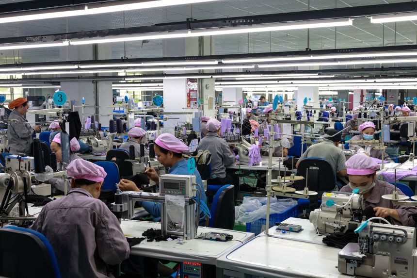 Минулого місяця працівники працюють на фабриці в китайській провінції Гуйчжоу.