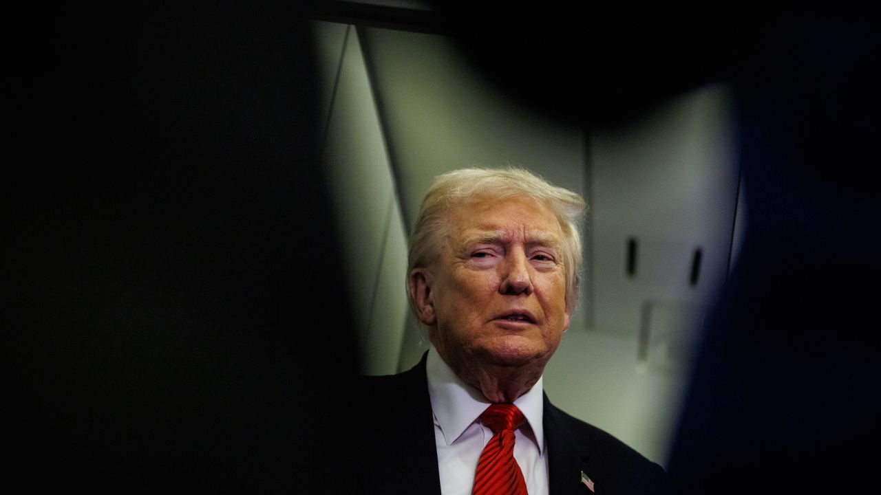 El presidente de Estados Unidos, Donald Trump, habla con la prensa a bordo del Air Force One rumbo a la Casa Blanca el 2 de noviembre de 2025, tras despegar del Aeropuerto Internacional de Palm Beach en West Palm Beach, Florida.