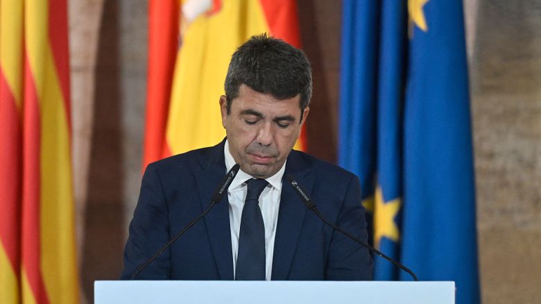 El presidente de la Comunidad Valenciana, Carlos Mazón, ofreció una rueda de prensa el 3 de noviembre de 2025 en el Palau de la Generalitat de Valencia para anunciar su dimisión. El líder de la Comunidad Valenciana, región española afectada por las inundaciones, y quien ha sido objeto de un intenso escrutinio por su gestión de la catástrofe del 29 de octubre de 2024, anunció su renuncia.