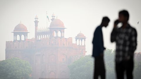 NEW DELHI, INDIA - NOVEMBER 3: A layer of fog gets engulfed in the early hours of the morning deteriorating the Air Quality at Red Fort on November 3, 2025 in New Delhi, India. A blanket of smog and haze over parts of Delhi and NCR. Marking a spike in the air quality index (AQI), Delhi recorded an AQI of 318 on Sunday morning as per the Early Warning System. (Photo by Sanchit Khanna/Hindustan Times via Getty Images)