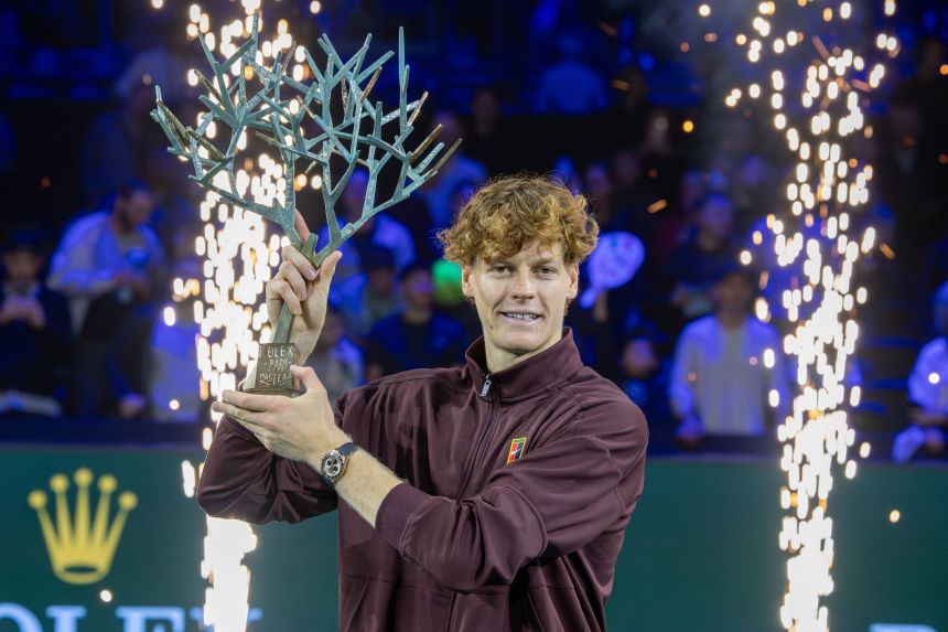 Jannik Sinner má za sebou horúcu sériu na halových kurtoch, keď nedávno získal svoj prvý titul Paris Masters