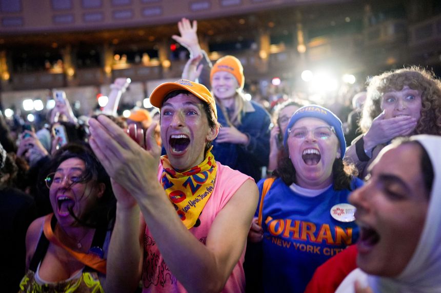 Mamdani destekçileri Salı günü New York'ta seçim gecesi etkinliğinde kutlama yapıyor.