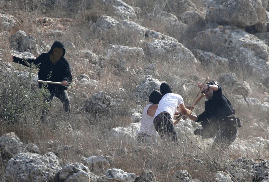 Masked illegal settlers attacked Palestinian farmers, journalists and foreign activists with sticks and stones in the West Bank town of Beitah in Nablus on Saturday.