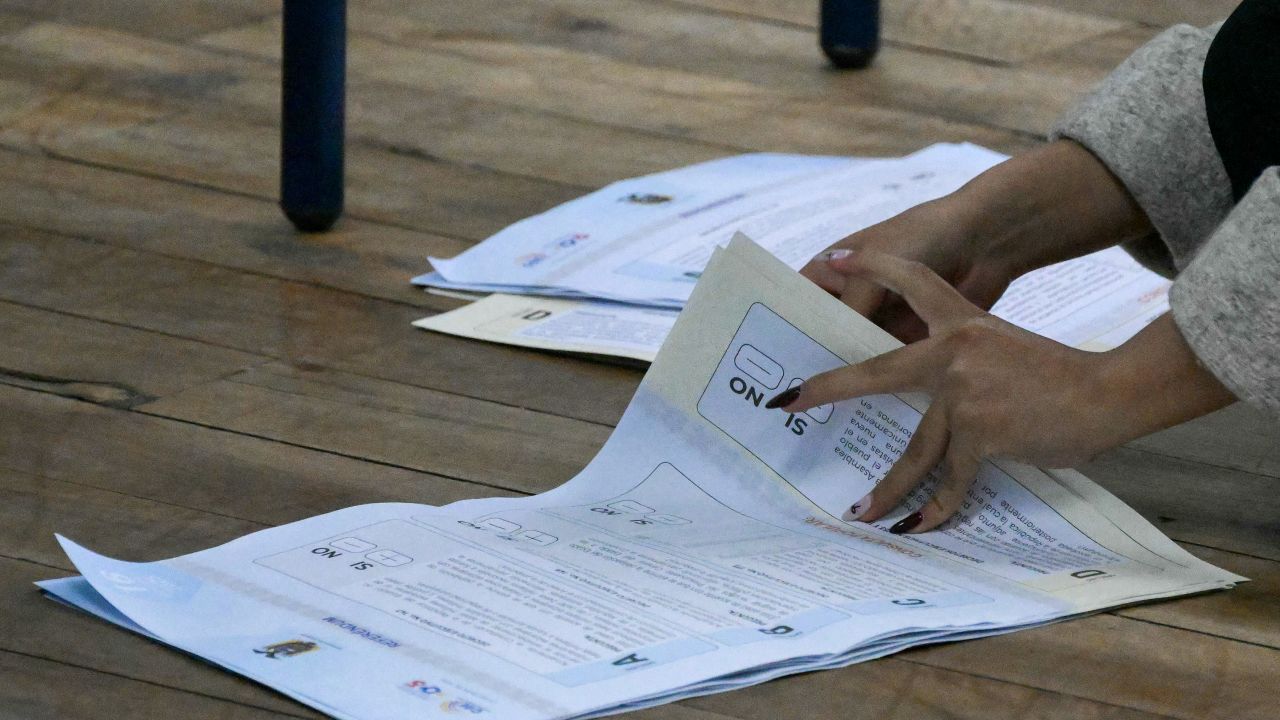 An electoral staffer counts votes during the Ecuador's referendum in Quito on November 16, 2025. Ecuadoreans are voting in a referendum proposed by President Daniel Noboa on whether to allow the return of foreign military bases, draft a new constitution that could expand presidential powers, eliminate public funding for political parties, and reduce the number of lawmakers. (Photo by Rodrigo BUENDIA / AFP) (Photo by RODRIGO BUENDIA/AFP via Getty Images)          