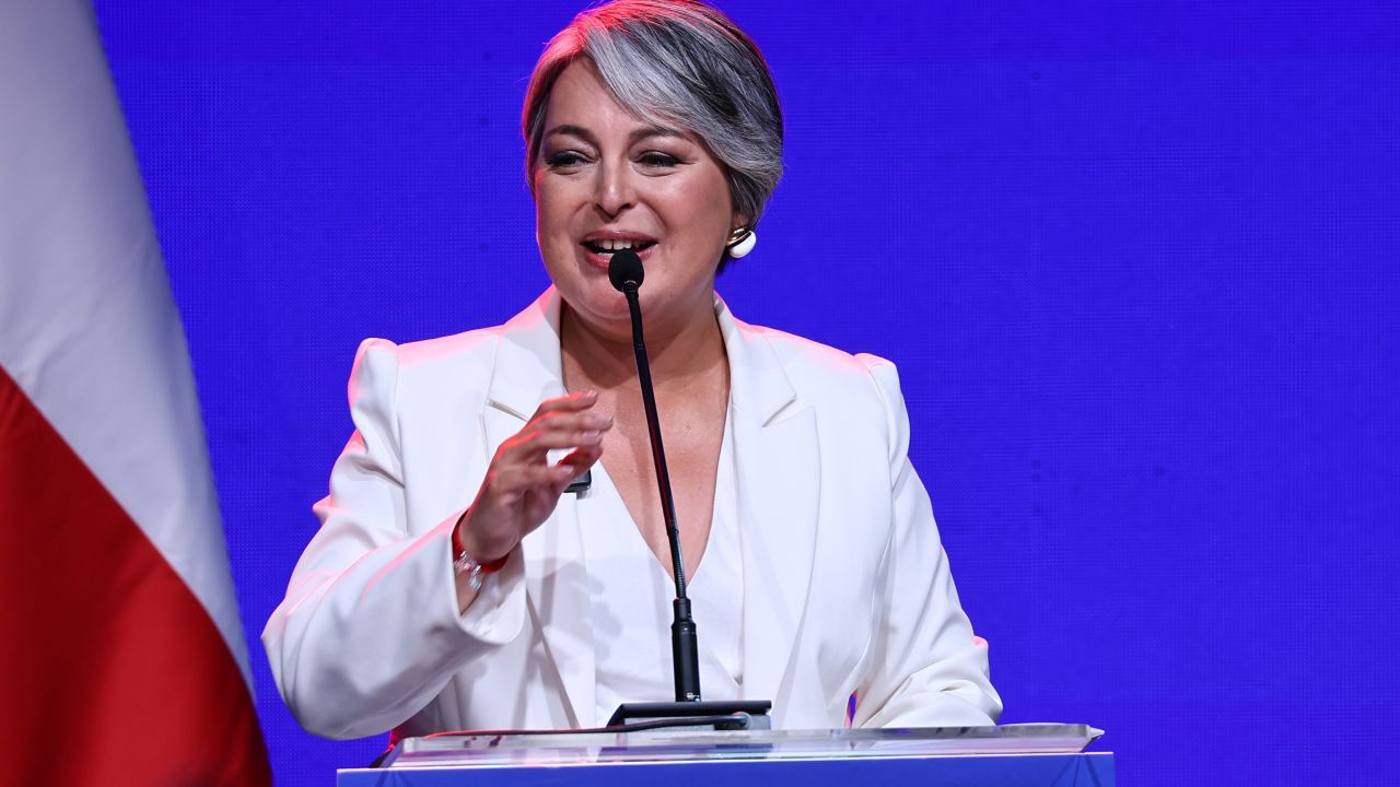 Jeannette Jara celebra con sus amigos de la infancia el paso a la segunda vuelta electoral en Chile