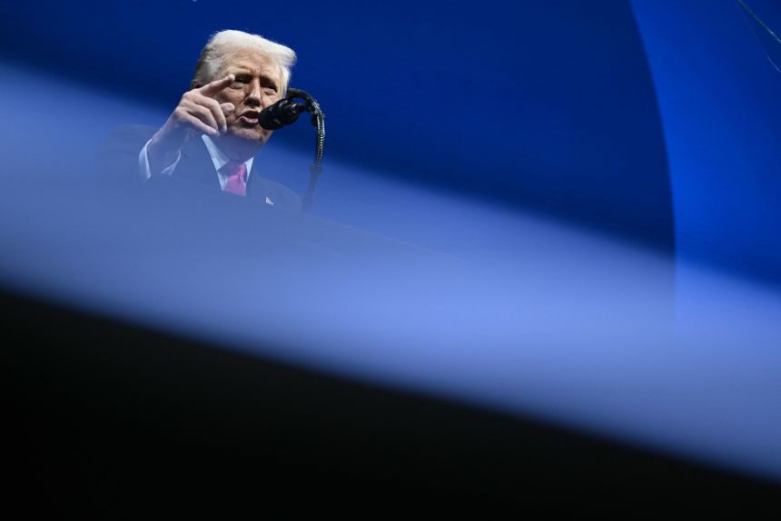 Президент Дональд Трамп виступає з промовою в Центрі виконавських мистецтв імені Джона Ф. Кеннеді у Вашингтоні, округ Колумбія, 19 листопада.