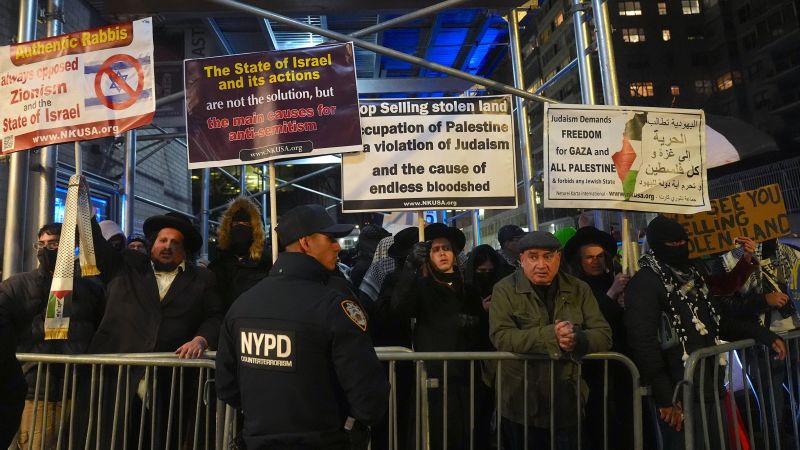 Някои законодатели в Ню Йорк искат да забранят протестите пред храмовете след пропалестински демонстрации