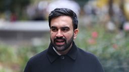 紐約市當選市長佐蘭·馬姆達尼週四在市政廳公園舉行的新聞發布會上發表講話。